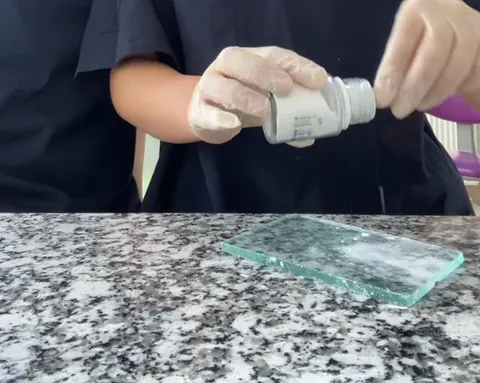 Cam plaka üzerinde dolgu malzemesi hazırlanıyor
