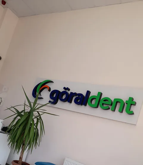 Bekleme bölümü ve duvarda göraldent tabelası